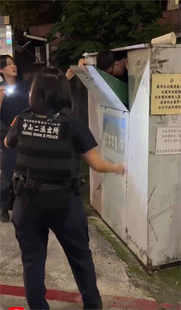 舊衣回收箱裡面「驚見1男子」!狂晃震動畫面曝光「他爬出解釋理由」