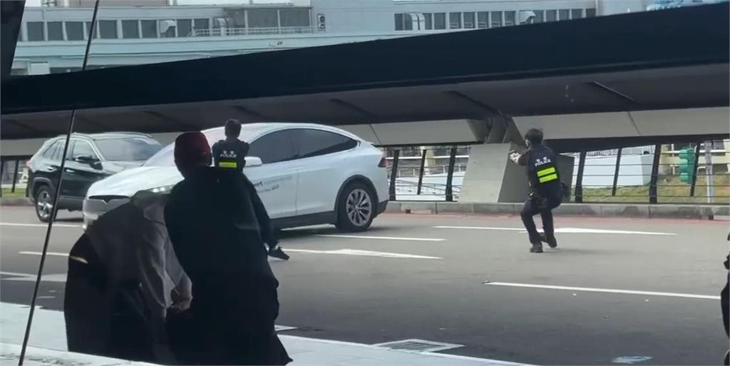 特斯拉違法攬客「被警開8槍」!車上港女「遭甩噴飛」:以為會死在台北