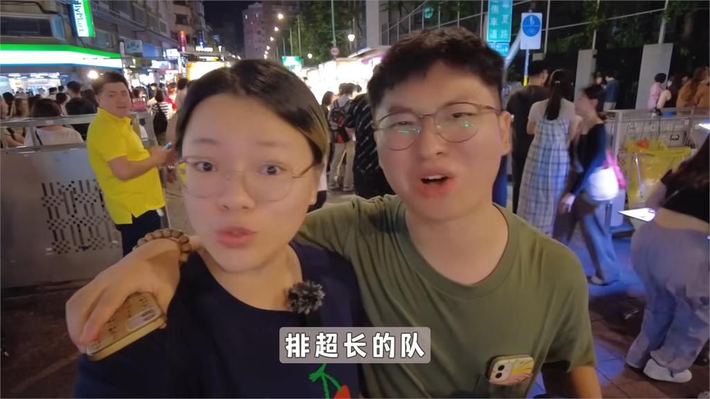中國青年團首訪台灣!遊寧夏夜市「人潮爆多」 哀嘆:想吃但都要排隊