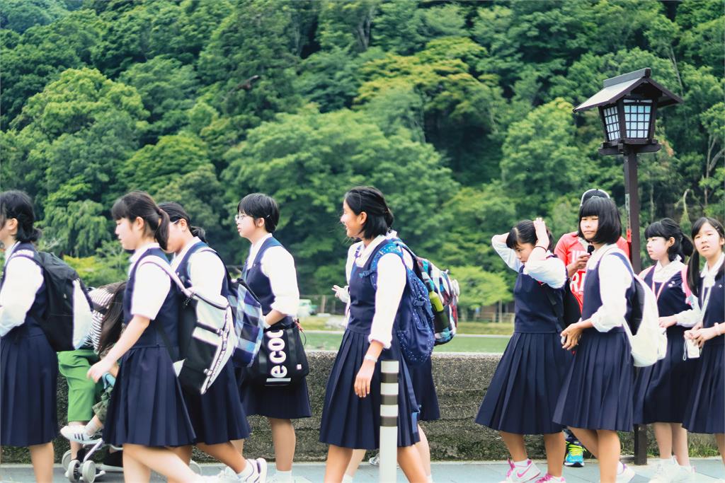 家長怨小學生畢旅要7290元!怒喊「被當盤子」反遭酸爆:恐龍家長