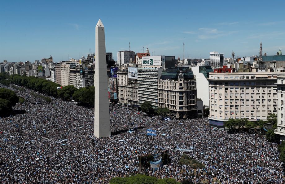 嗨爆！ 數百萬人爭睹阿根廷冠軍隊遊行癱瘓城市　球員改搭直升機
