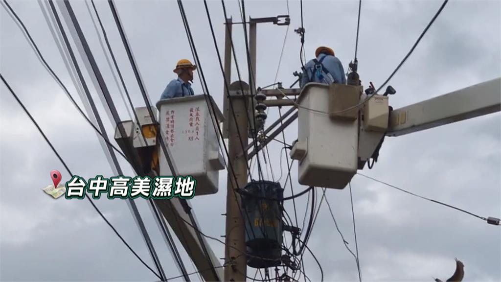 台中一度逾4萬戶因颱風停電　台電人員頂11級風搶修電線