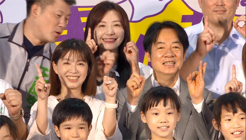 三分鐘畫出Q版自畫像! 賴總統出席凱道活動展繪畫天份