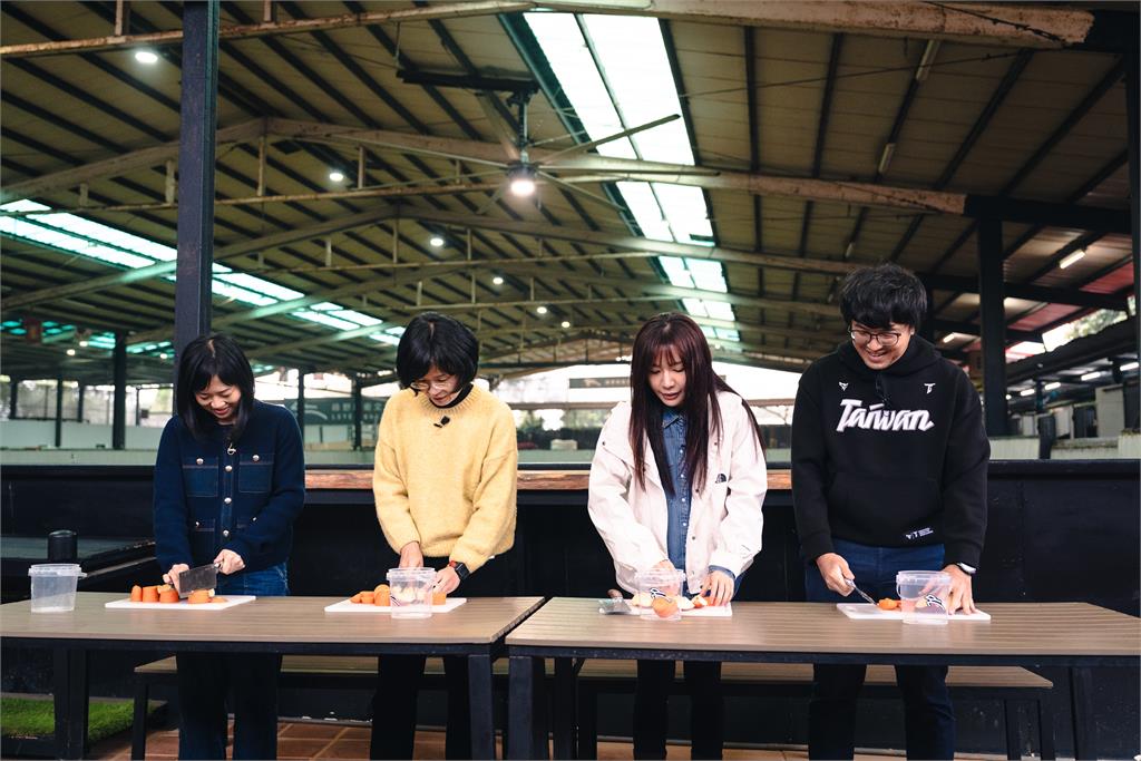 快新聞／歡喜迎馬年！蘇巧慧化身一日馬場照護員　沈伯洋竟成「Q毛本尊」？