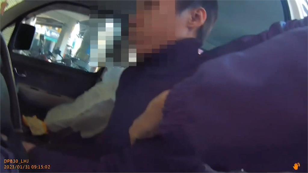 控繼母霸占父親遺產 女兒激動開車堵門叫囂