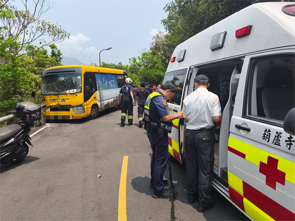 快新聞／北投公車上山打滑撞護欄！14乘客輕傷緊急送醫