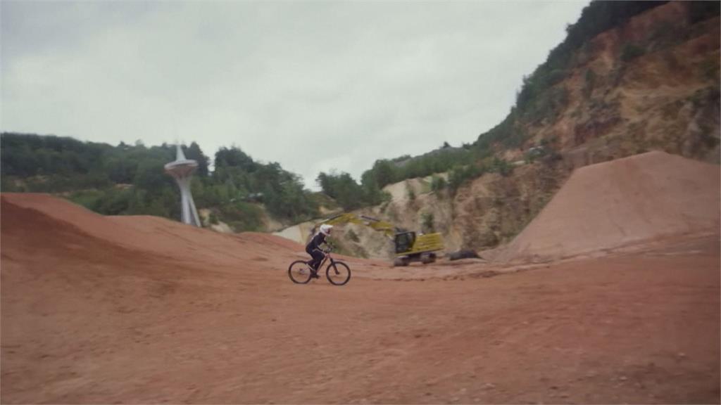 女性登山車手第一人! 澳洲布坎南完成前空翻特技
