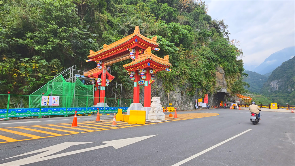快新聞／飽受摧殘！工程車搶修卻撞花蓮太魯閣牌樓　逾60年匾額遭擊落慘況曝光