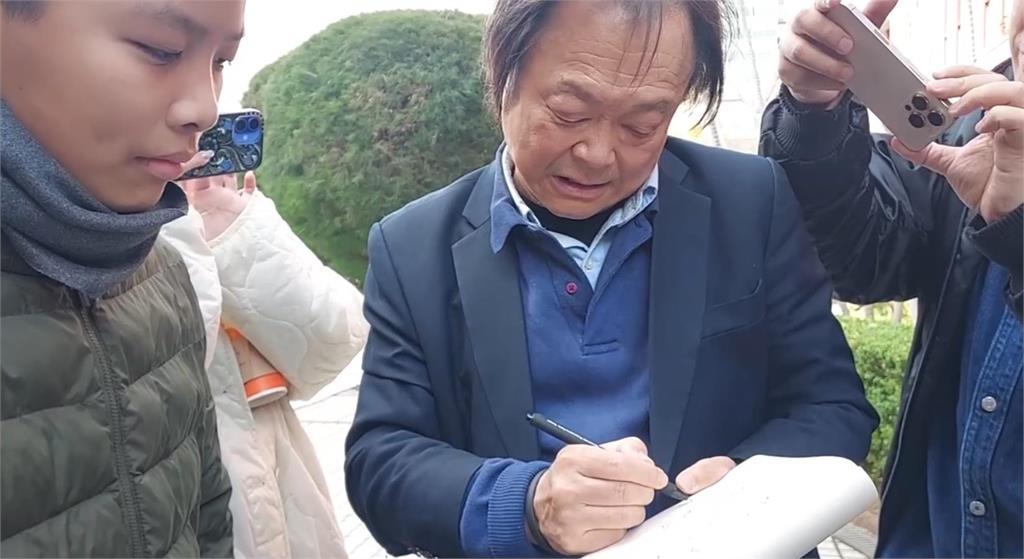 快新聞/王世堅知名度超高!小朋友參訪立院要簽名 一同唱〈沒出息〉畫面曝
