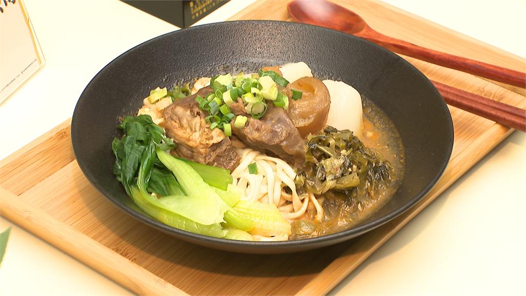 台北牛肉麵節黑白交鋒!呂敬來、天菜兒子小隆都愛「紅燒牛肉麵」