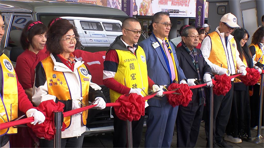 寒冬送暖！周遊賣香腸做愛心　　獅子會捐廂型車助偏鄉孩童圓夢