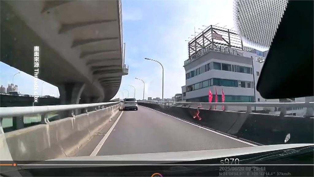 恍神?身體不適? 休旅車一路蛇行自撞分隔島翻覆