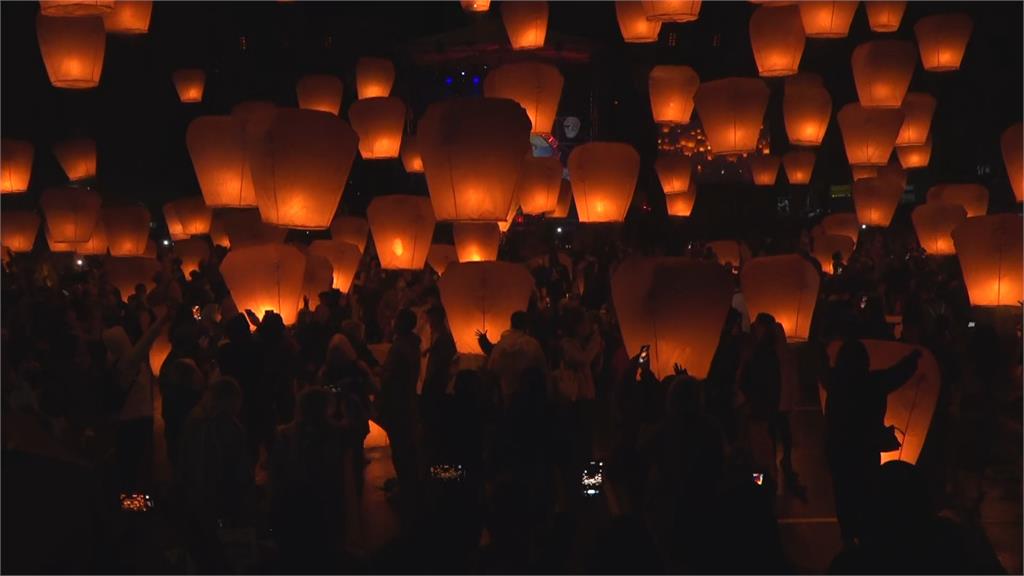 平溪天燈節登場　上萬名遊客造訪平溪放天燈