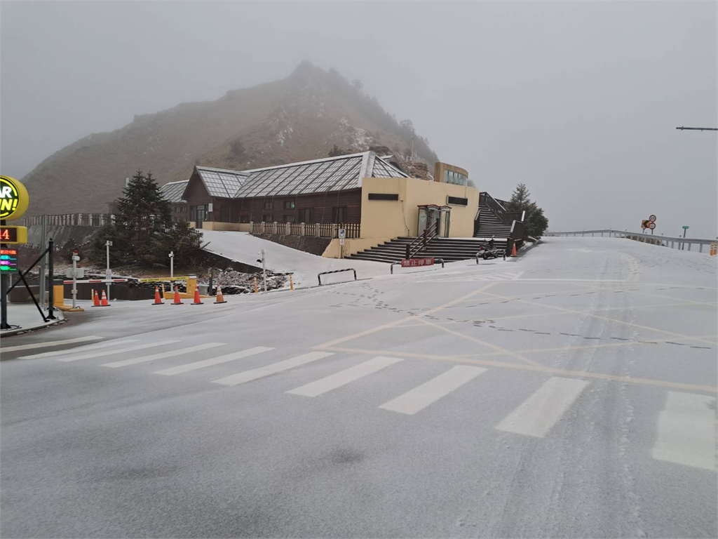 快新聞/合歡山今晨再降雪!厚度約0.8公分 上山限加掛雪鏈通行