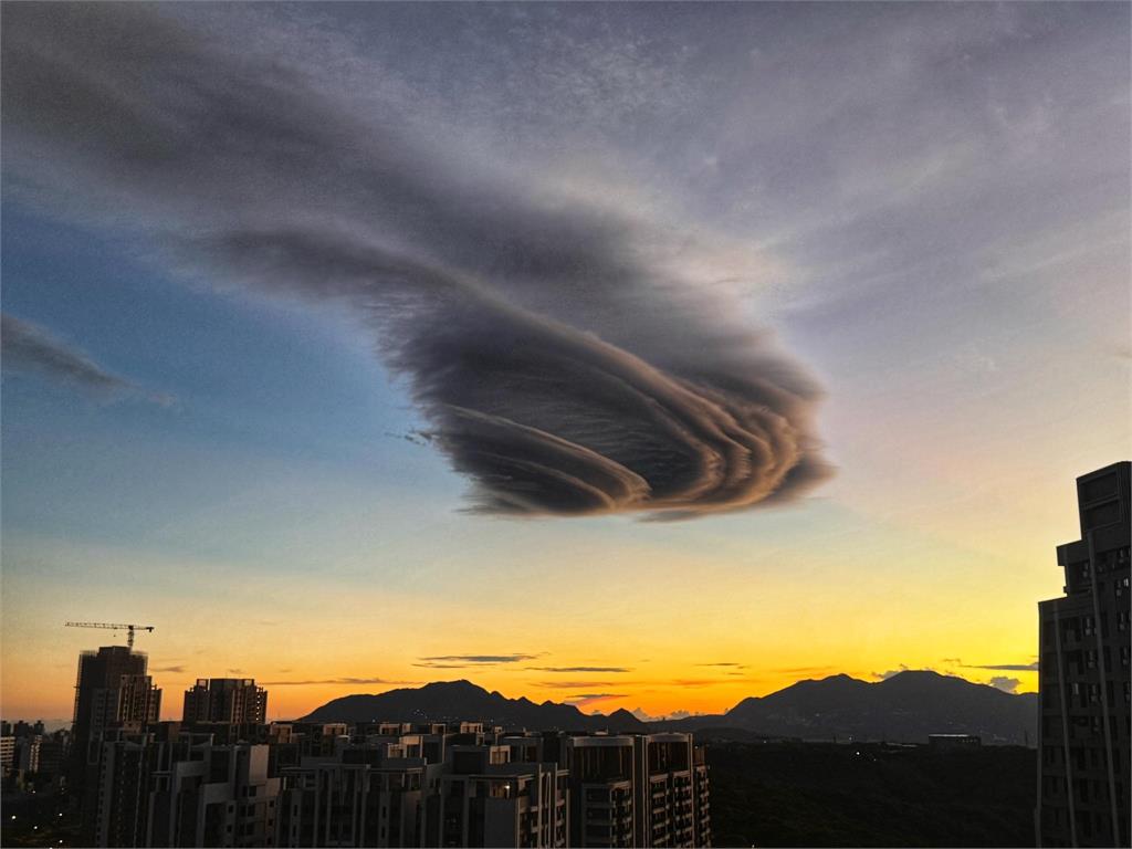6.0強震前夕「詭譎螺旋雲」盤踞北台灣…萬網驚:是前兆?鄭明典解釋了