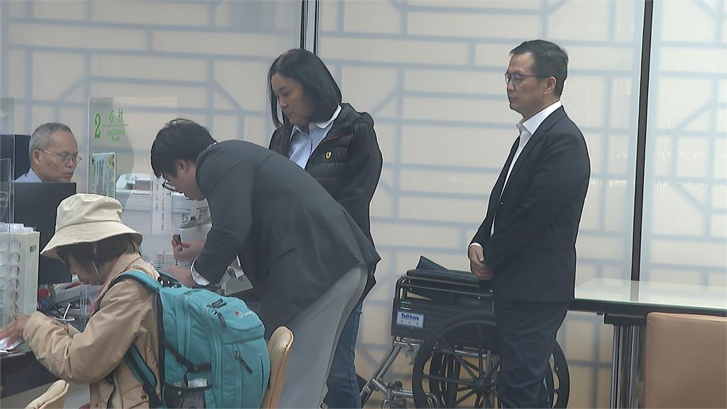 簡舒培質疑抵押房產籌反罷經費在"裝窮" 羅智強嗆告