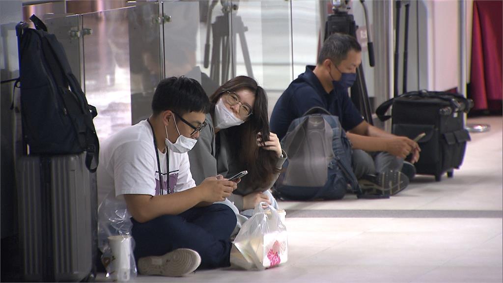 高鐵號誌異常6班次暫停行駛 民眾不耐煩!直接坐地上吃晚餐