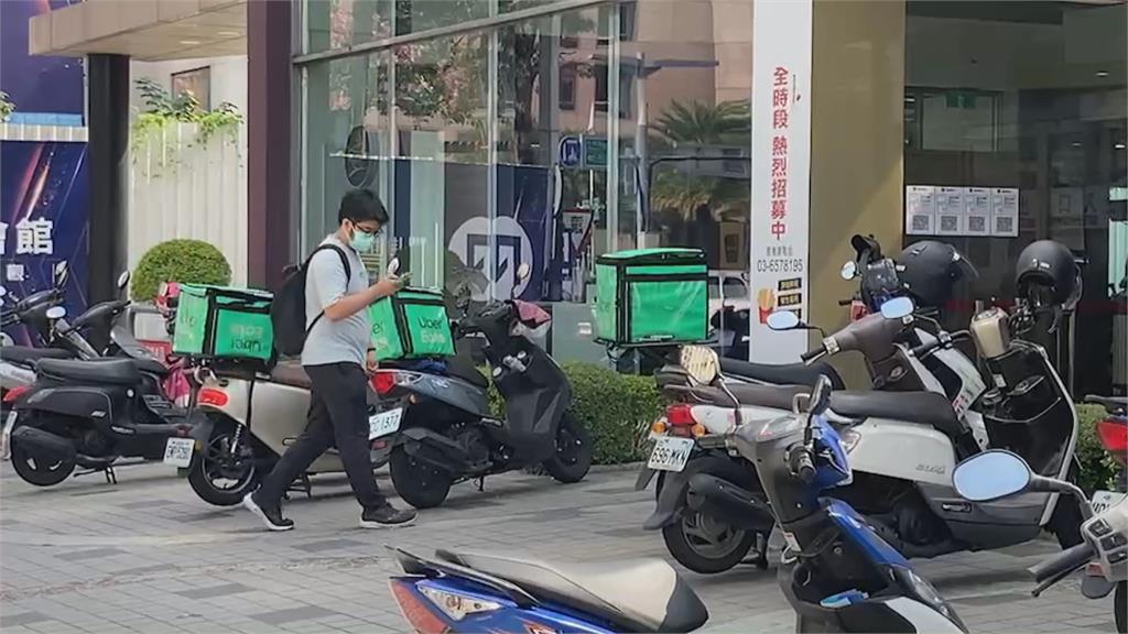 新竹速食店前爆全武行　竟是有女踢到外送員引衝突