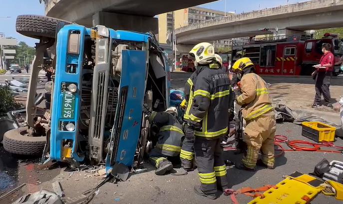高雄水泥車衝撞高架橋墜落 駕駛命危、路過祖孫遭波及輕傷