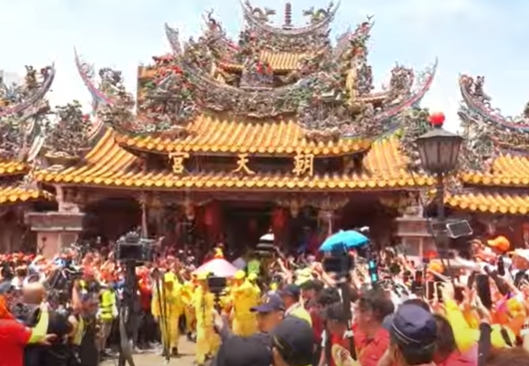 快新聞/白沙屯媽祖急行軍!「三進三退」衝朝天宮 超震撼畫面曝光