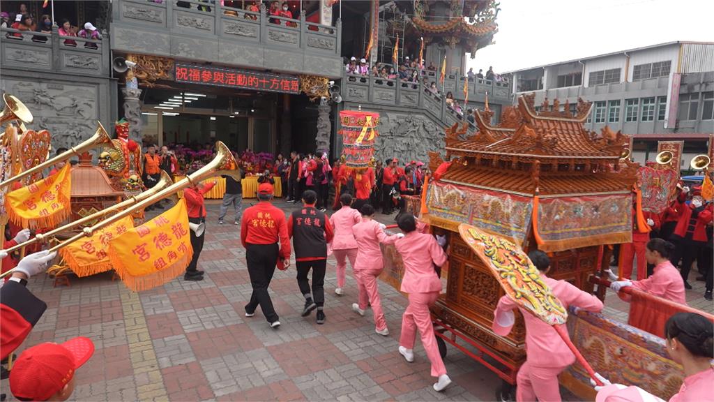 桃園龍德宮四媽祖遶境　「粉紅抬轎手」吸睛