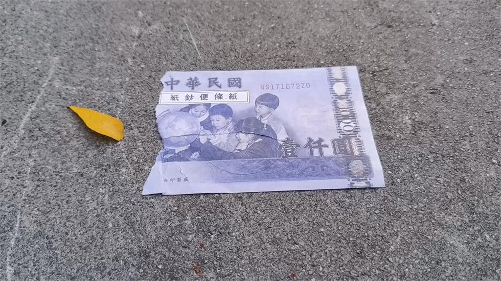 網紅Mr.R發真鈔、培根發假鈔 網友灌爆臉書:蹭熱度?