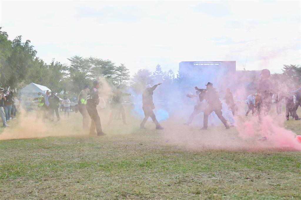 台南跨年維安演練! "模擬制伏歹徒"超逼真