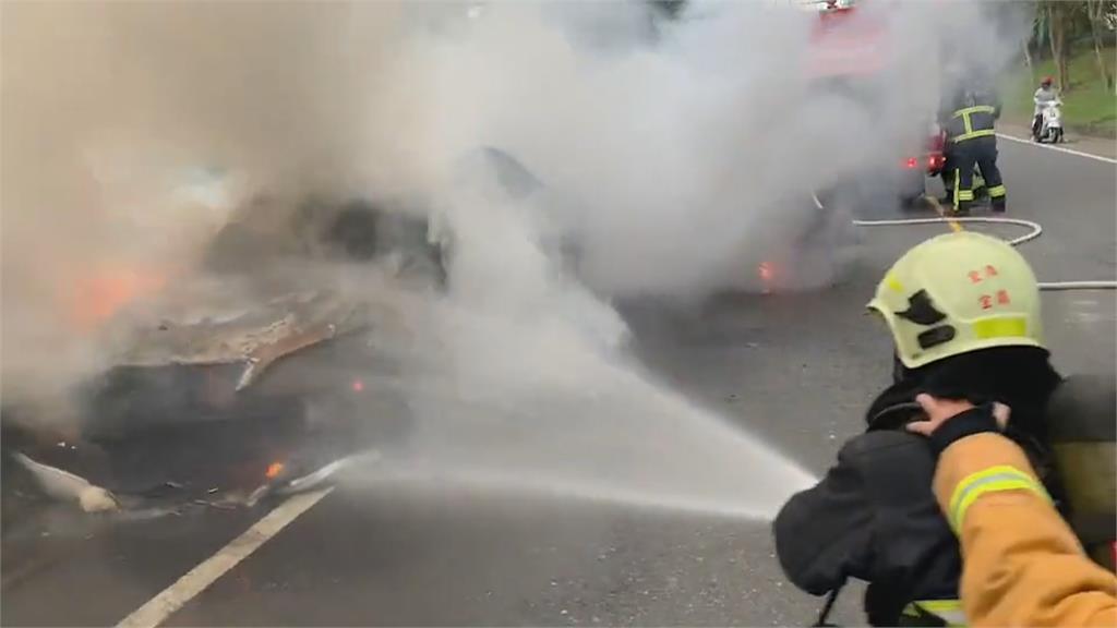 宜蘭市環河路轎車停路邊突起火！　警消獲報到場灌救