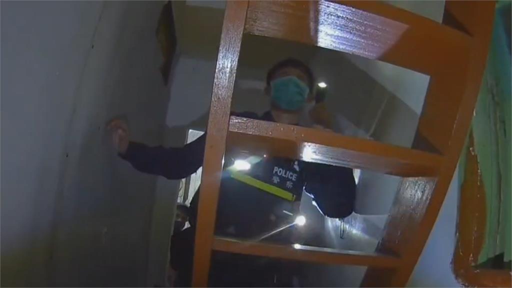被狗狗出賣!警查勤聽到「汪汪」聲 揪出女毒品通緝犯