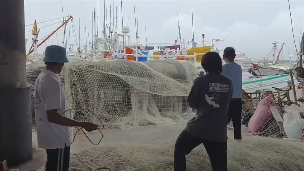 暴風圈逼近澎湖上千漁船進港避風　小琉球掀起4～5公尺巨浪