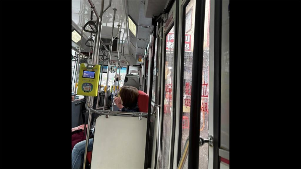 開公車兼帶貨？司機停路邊買刈包　下秒乘客「集體跟上」