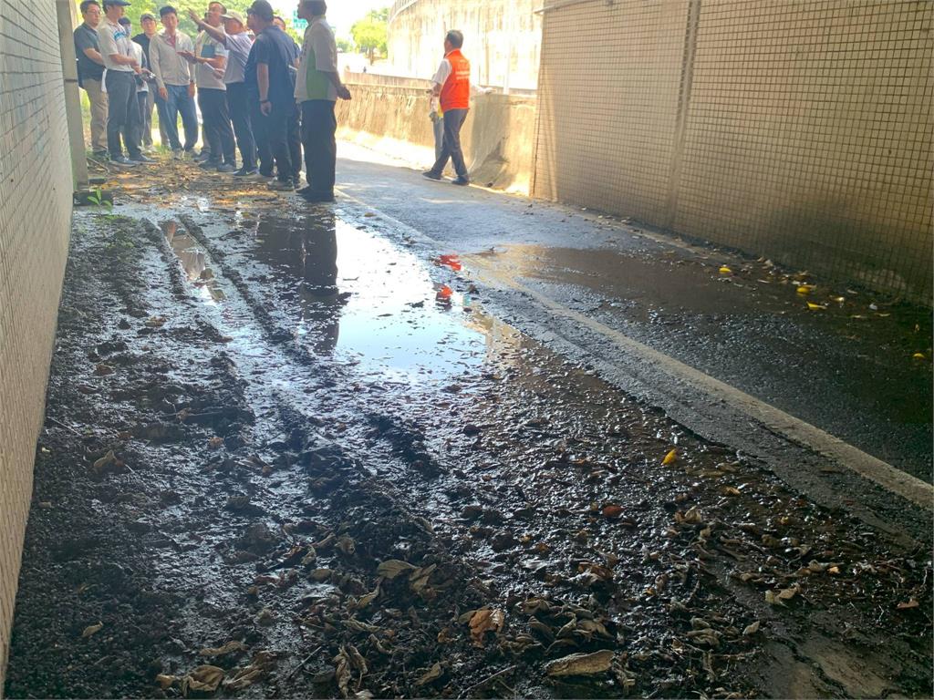 快新聞／下雨就淹！會勘台6線陸橋下機車專用道　沈發惠要求限期改善