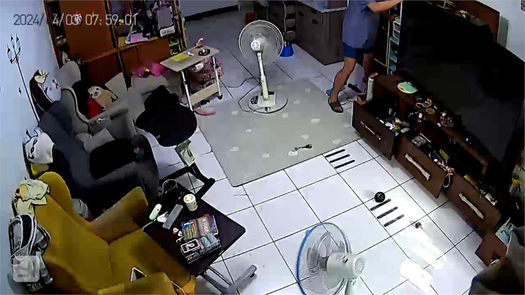 影／7.2強震襲台！男「急護曲面電視」驚喊：真的是人飛狗跳