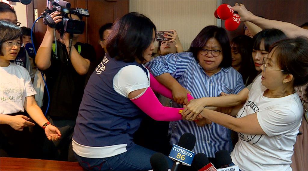 萬老師怒了! 不滿藍白「為所欲為」 郭昱晴拍桌痛罵