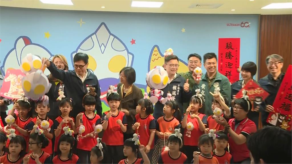 陳三歲上線！陳其邁拆布置搶玩特大號超人提燈　猛虧賴瑞隆有福氣