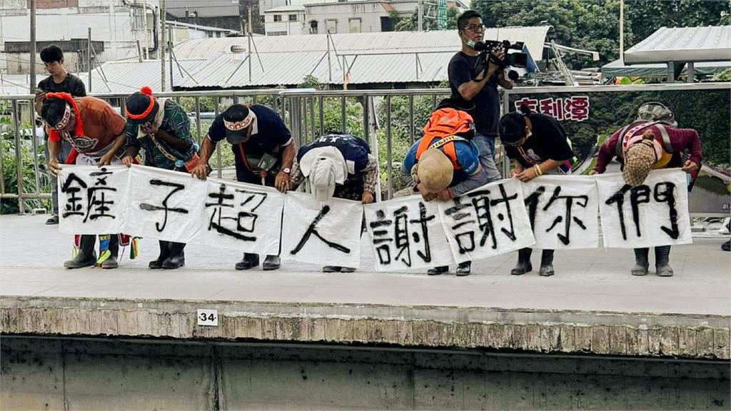 「鏟子超人」大軍成台灣之光!英國《衛報》驚:3萬志工自發湧小鎮救災