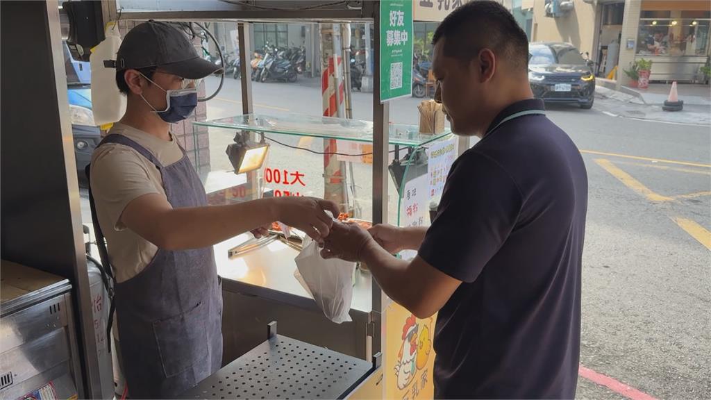 騎士豆乳雞掉地！佛心老闆想賠　　網友喊：用新台幣下架攤位