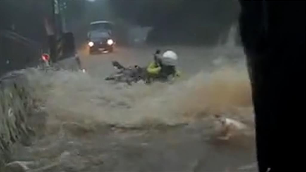 騎士颱風天上武嶺　「慘被泥水沖倒」網諷：就是要跑山