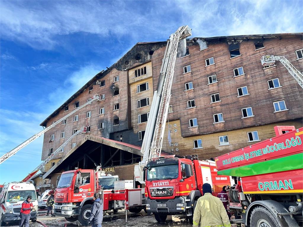 快新聞／土耳其滑雪勝地飯店惡火66死、51傷　部分住客跳窗求生摔死