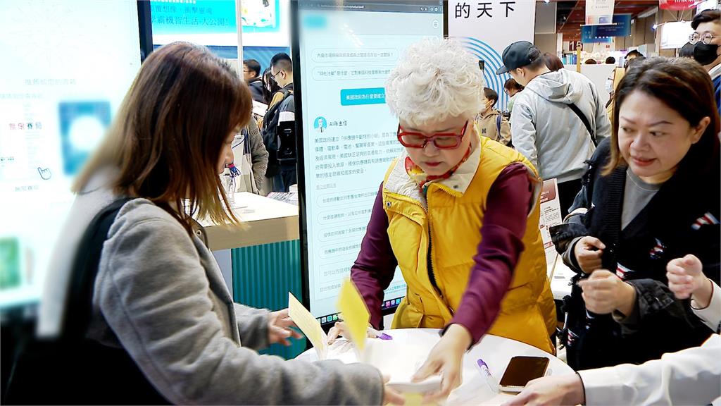 65歲轉職成暢銷作家 高愛倫又出新書現身台北國際書展談人生