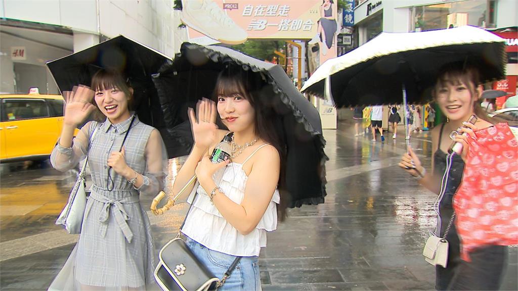 放颱風假西門町人聲鼎沸 店家憂風雨提早打烊 外國客躲回飯店