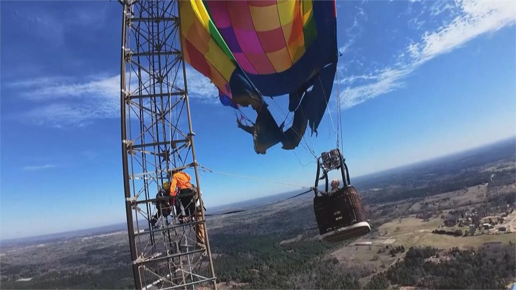 超驚悚!熱氣球撞擊纏繞基地台 消防員攀近百層高救援