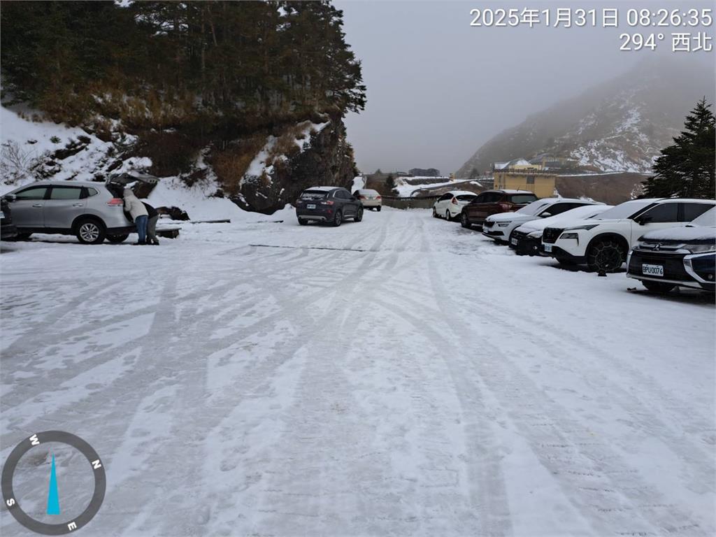 合歡山清晨「降雪」松雪樓一片銀白　台14甲線路面積雪車輛須加掛雪鏈