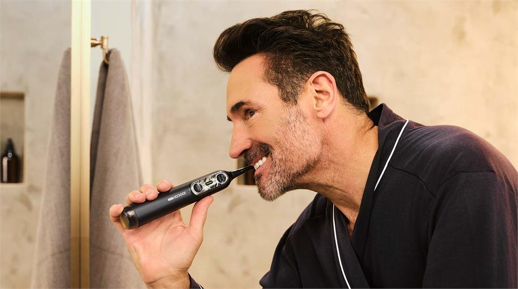 全球首創「同步沖刷」電動牙刷1/26強勢登台　台日美牙醫推薦全面口腔清潔最新機型