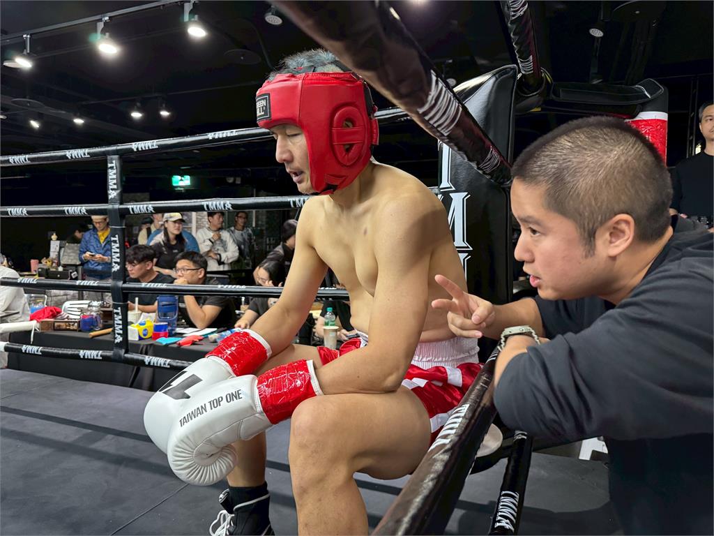 格鬥(影)／從百億企業統帥到擂台鬥士！50歲陳德仁跨級對決26歲全面引爆格鬥魂