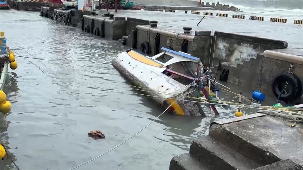 巨浪來襲！大吊車倒塌摔落海阻航道 離島物資中斷