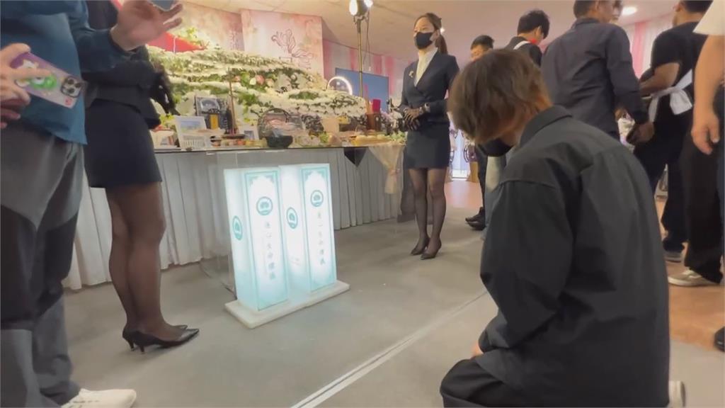 女警告別式！肇事女大生下跪　親友"轉身背對"不領情