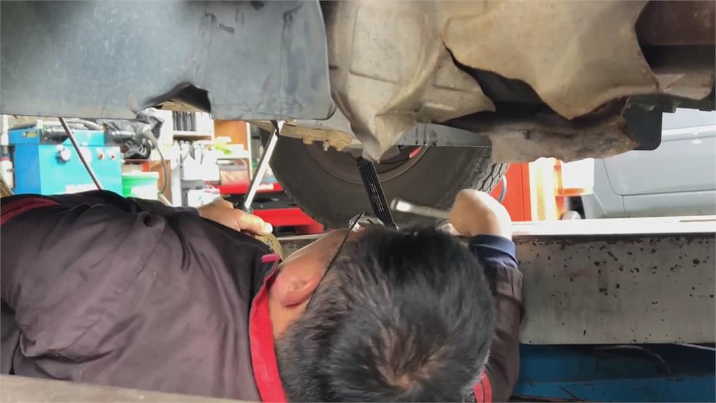 台南貨車疾駛猛噴白煙 技師:渦輪增壓器可能損壞