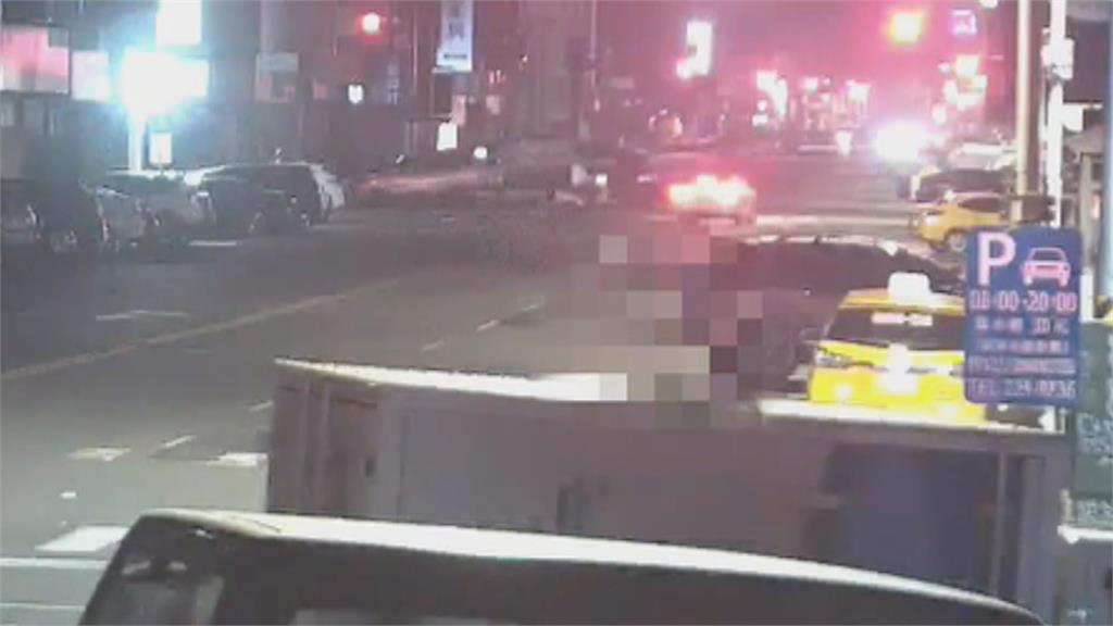 高雄男開車闖紅燈撞機車　女騎士受傷、愛犬死亡！家屬氣到險爆肢體衝突