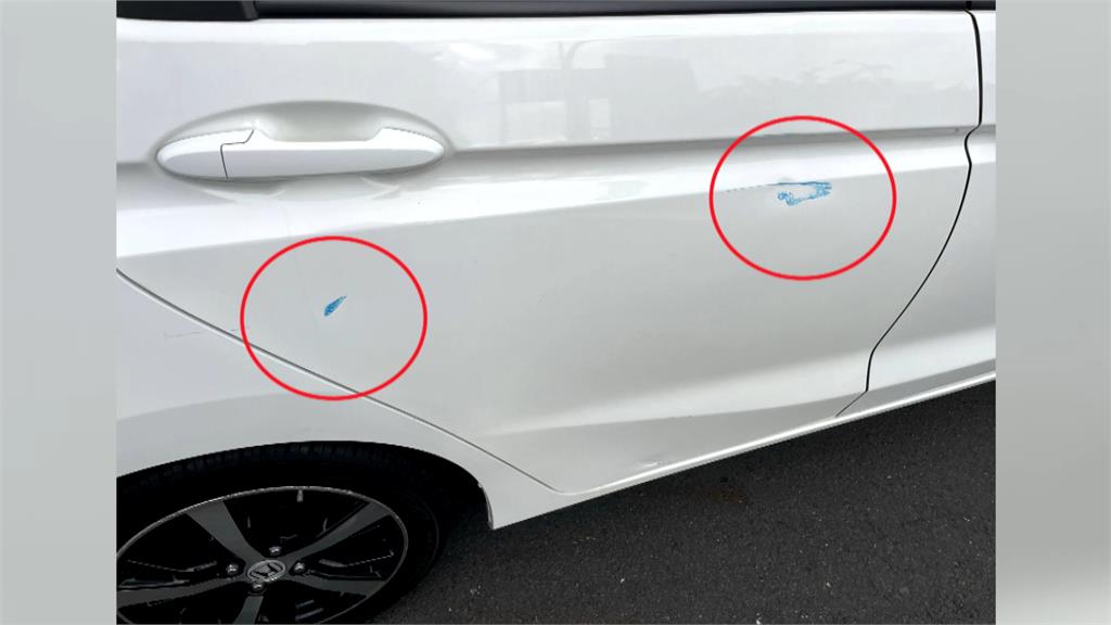 開車變馬路道具賽！　後車廂突開啟手推車滑行撞後車